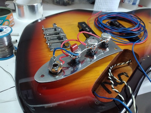 Imagem de um serviço de ligação elétrica em um contrabaixo passivo